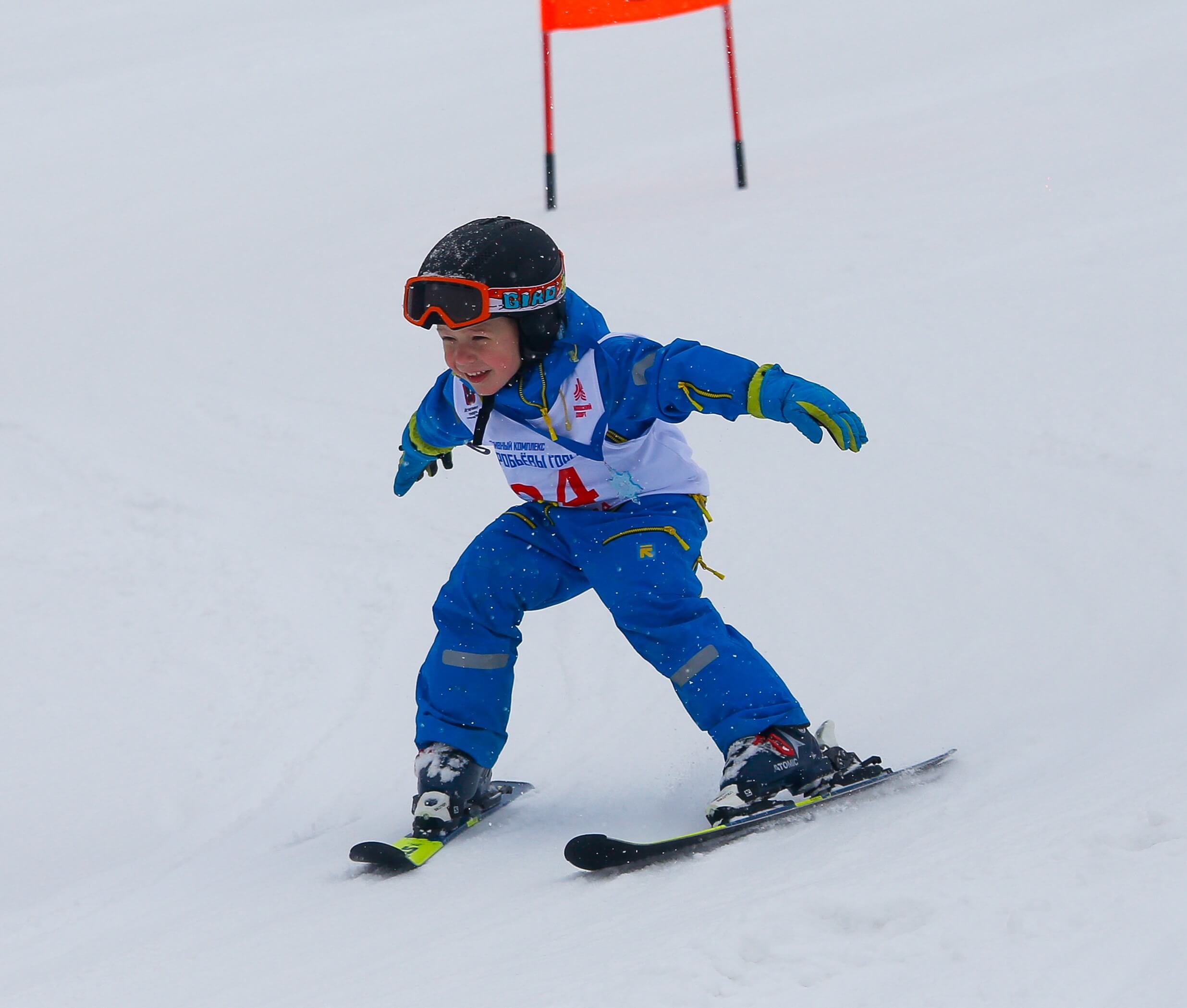 Ребенок катается на лыжах